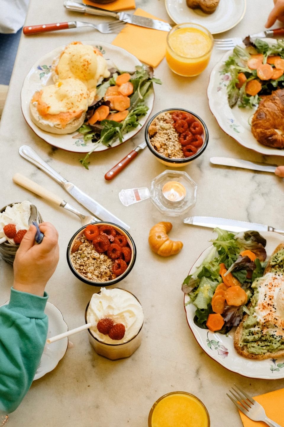 Tablée de brunch au Café Françoise : œufs à la Françoise, granola aux framboises, toast avocat